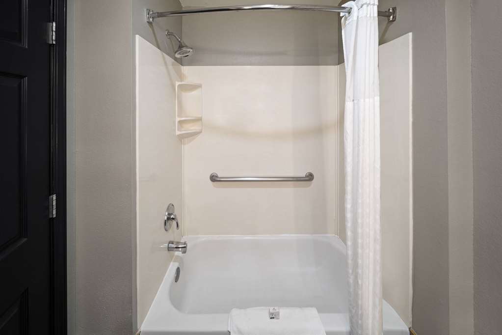 La Quinta Inn & Suites by Wyndham Olathe - photo 29