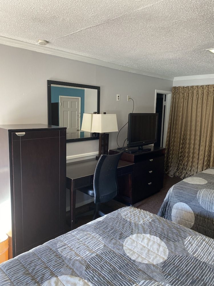 Colonial Manor Motel - photo 14