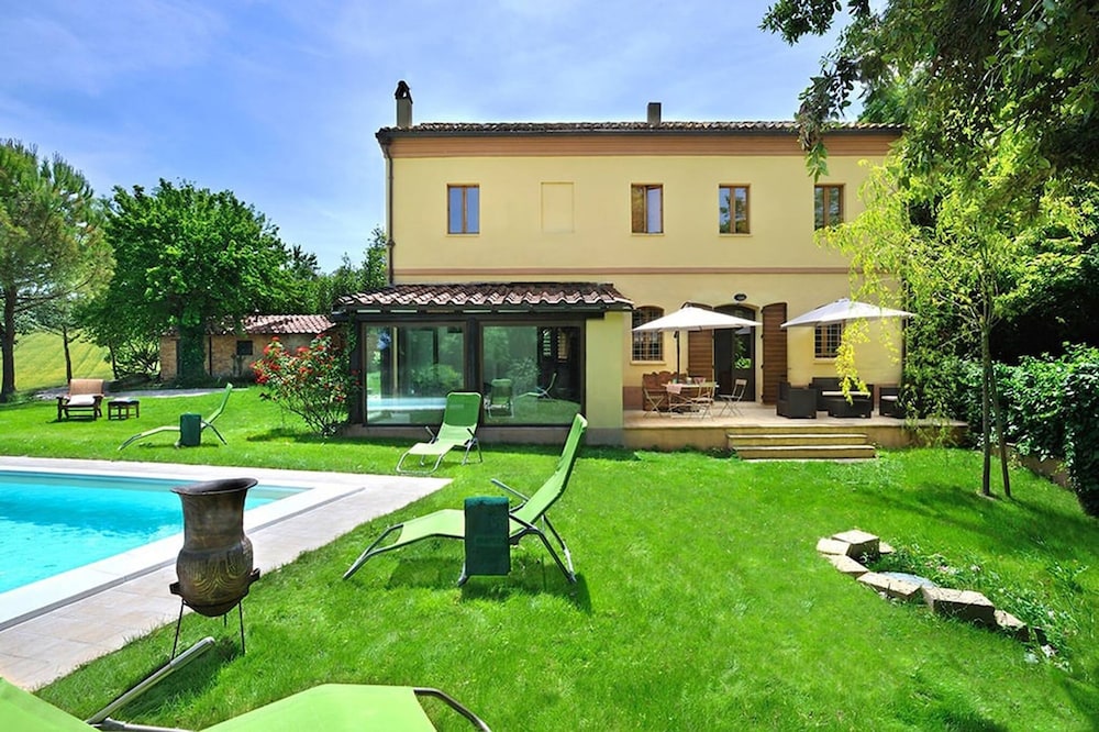 Luce tra i Saggi 8 by Marche Holiday Villas — 4-Star Luxury Hotel in Montemaggiore Al Metauro, Italy