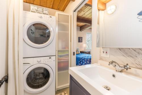Totally Beachin Getaway by AvantStay Waterfront - photo 31