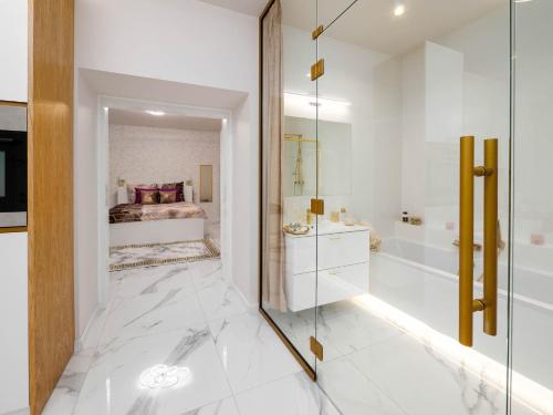 Apartament Gold Aleja Nmp 8 Free Parking — 4-Star Luxury Hotel in Czestochowa, Poland
