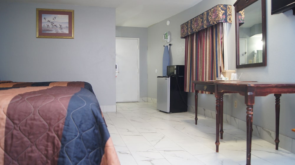 Holiday Lodge & Suites - photo 11
