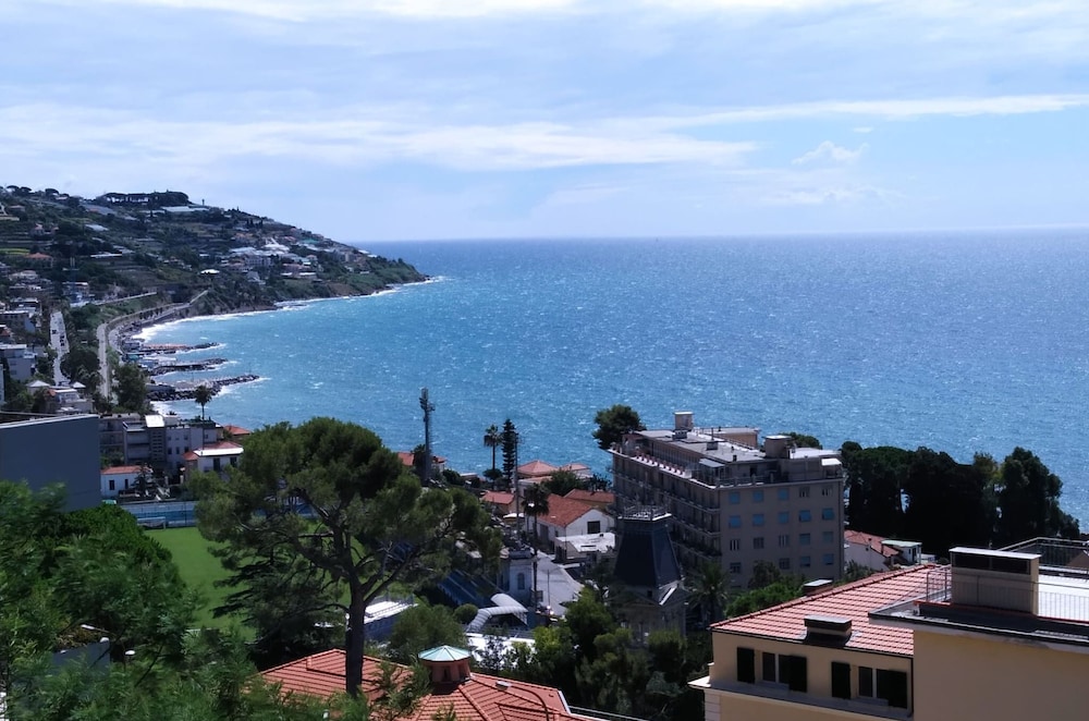 Una terrazza sul mare — 4-Star Luxury Hotel in San Remo, Italy