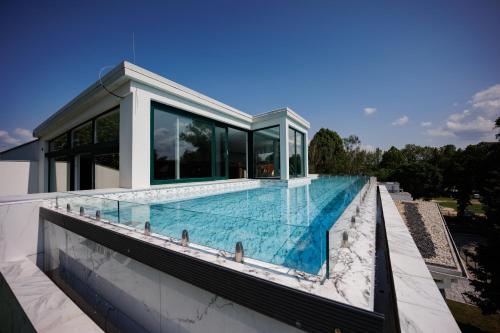 Villa Bauhaus Wellness Apartman Fsz. 1 — 4-Star Luxury Hotel in Siofok, Hungary
