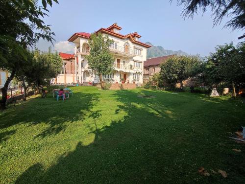 The Clover Inn - last minute hotel in Srinagar