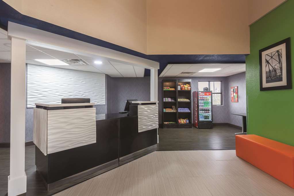 La Quinta Inn & Suites by Wyndham Knoxville East - photo 4