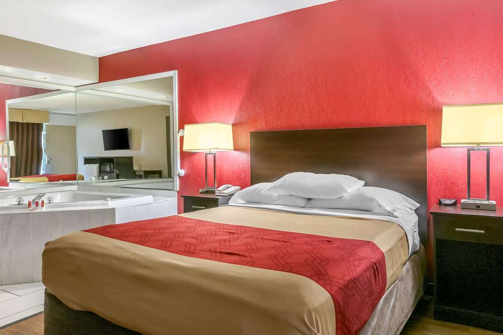 Econo Lodge Shorewood - photo 14