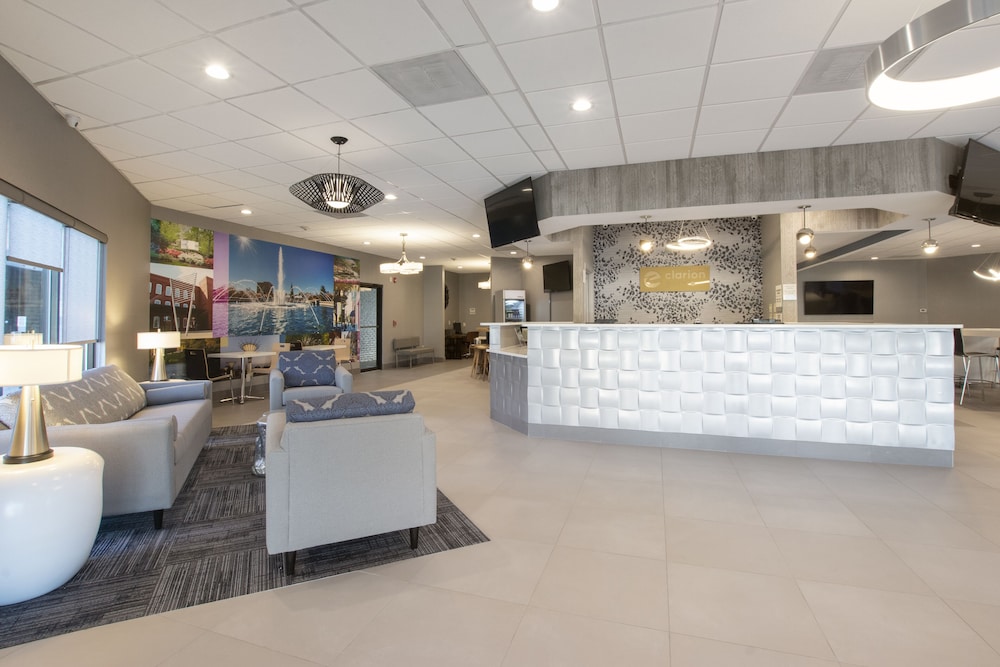 Clarion Pointe Near University - photo 3