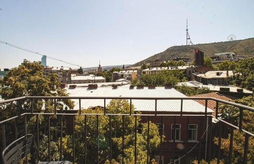 Chic 2BR Center Apt with View By Wehost