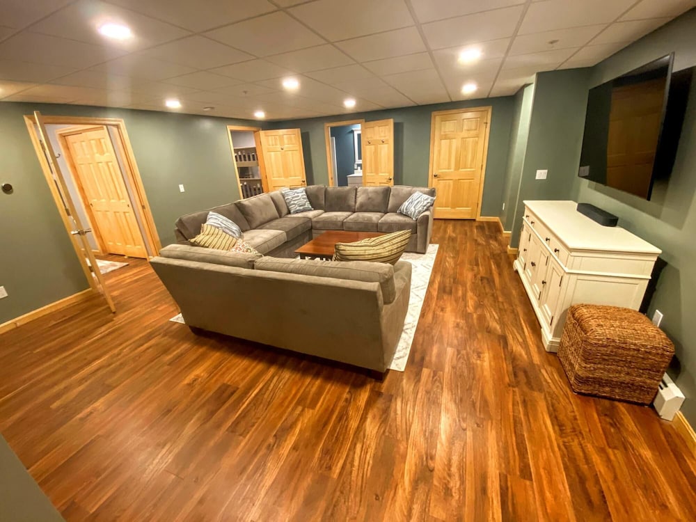 O6 Newly renovated with high class upgrades Great ski access boot warmer ski rack yard AC — Carroll — photo 4