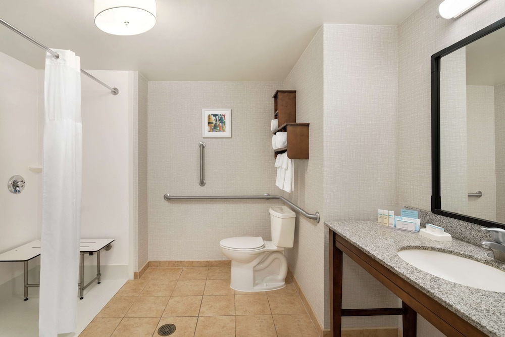 Hampton Inn & Suites Exeter - photo 36