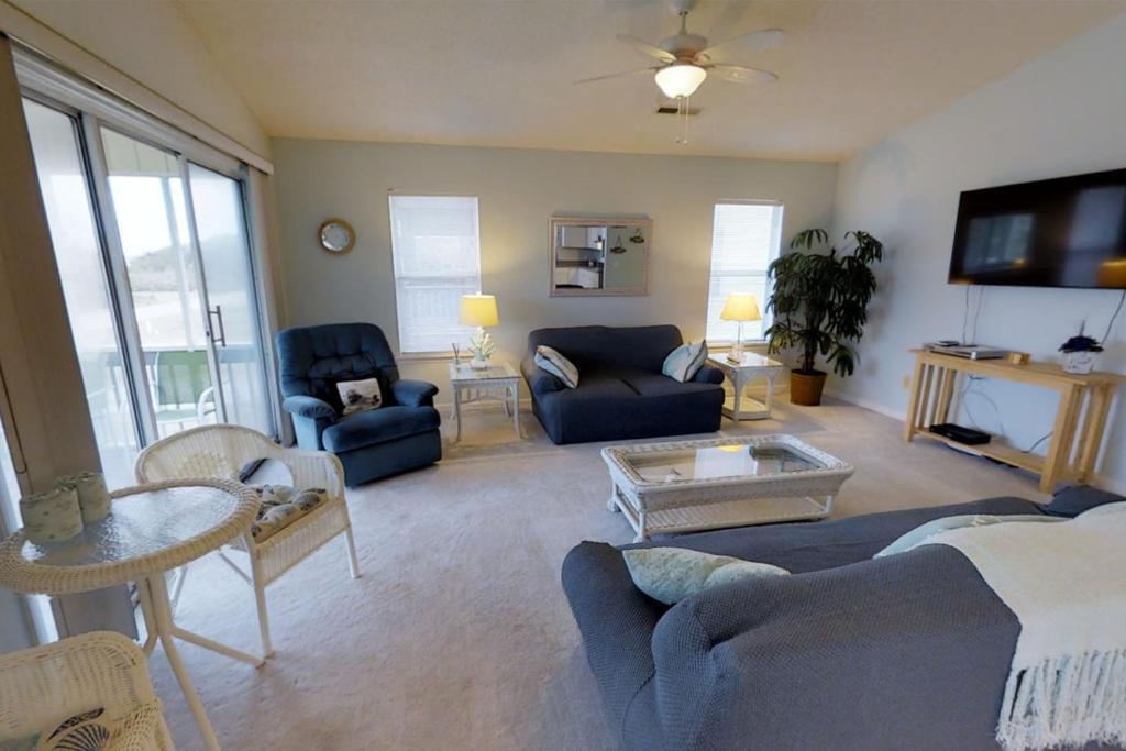 See Otter by Oak Island Accommodations - photo 3