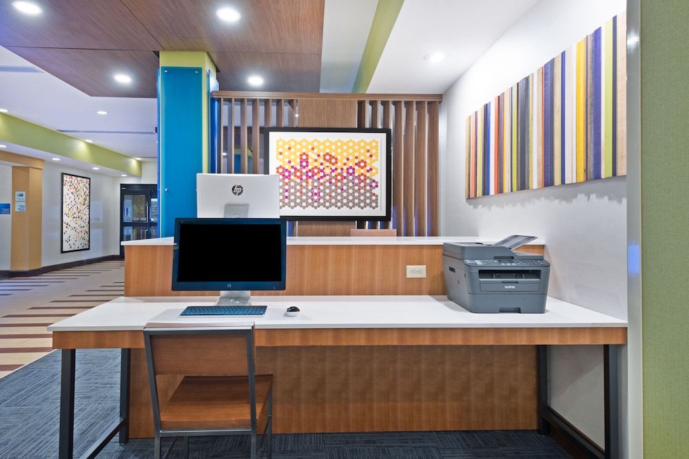 Holiday Inn Express & Suites Uniontown by IHG - photo 16
