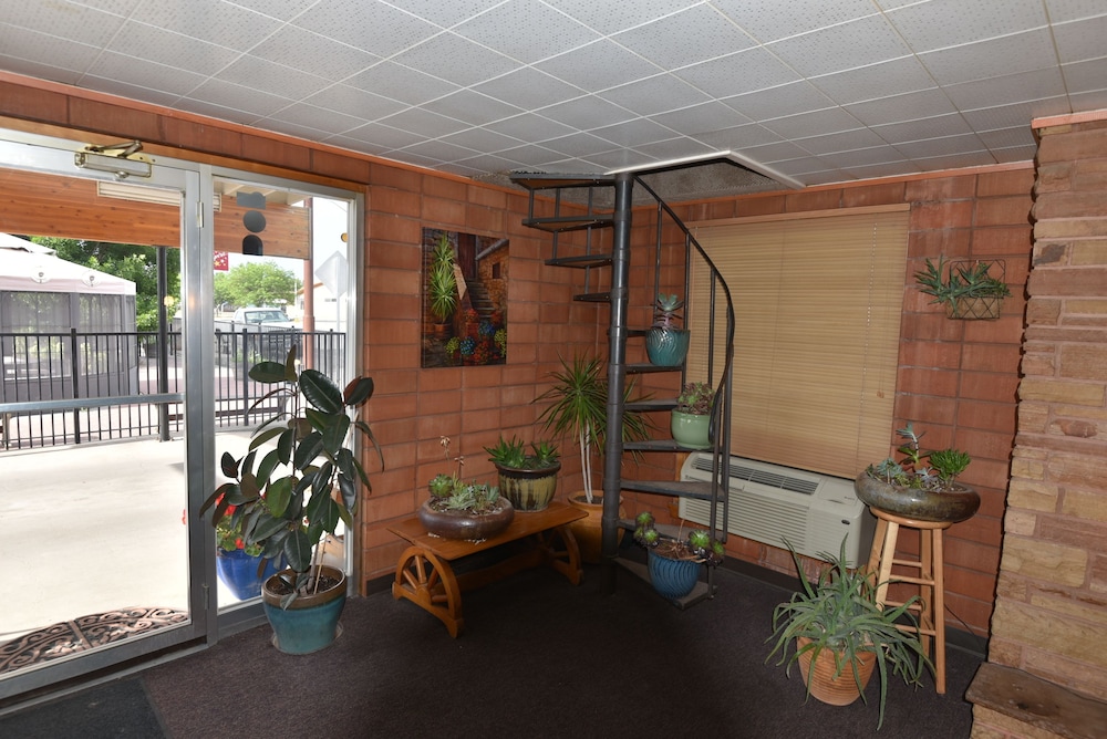 Lariat Motel - photo 2