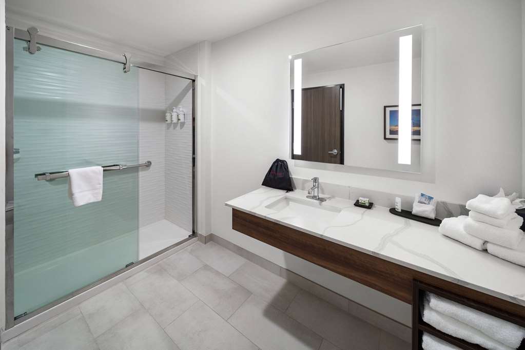 La Quinta Inn & Suites by Wyndham San Antonio at the RIM - photo 20