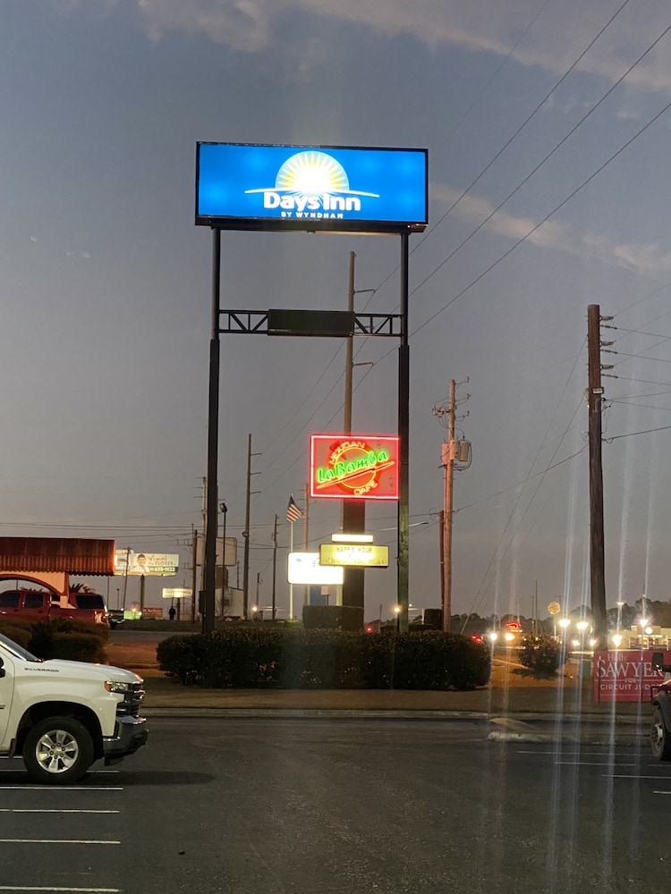 Executive Inn & Suites - photo 2