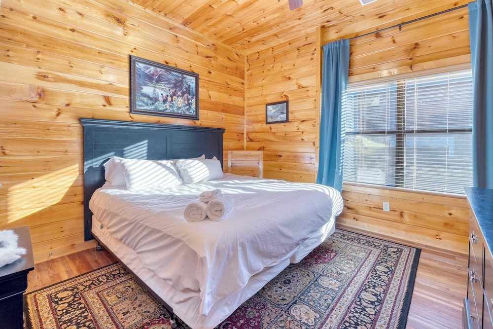 Bear Cove by Avantstay Hot Tub Pool Table - photo 4