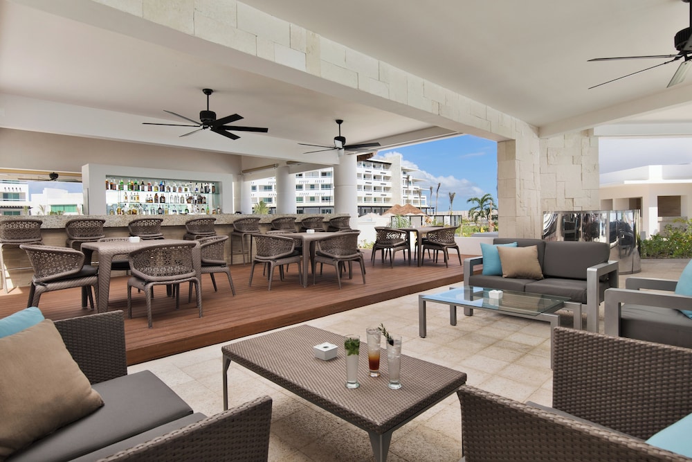 Poolside bar