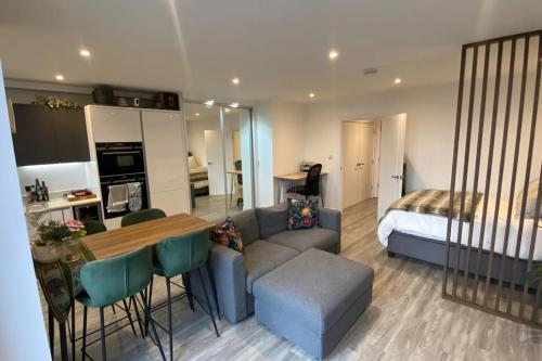 London Luxe: Stylish Studio — 4-Star Luxury Hotel in London, United Kingdom
