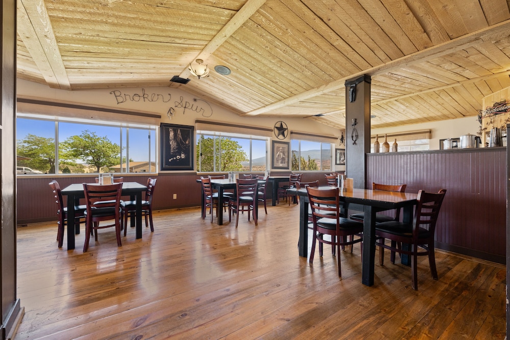 Broken Spur Inn & Steakhouse - photo 57