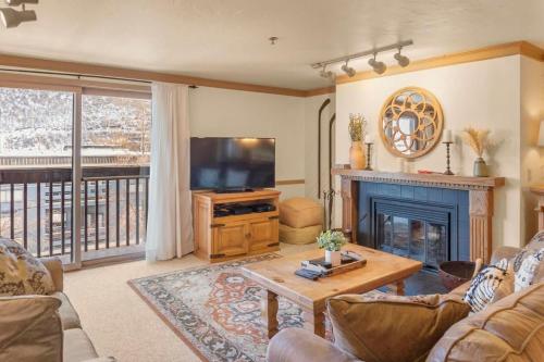 2BR Condo with Amazing Locale Minutes from Slopes — 4-Star Luxury Hotel in Bridgeport, United States