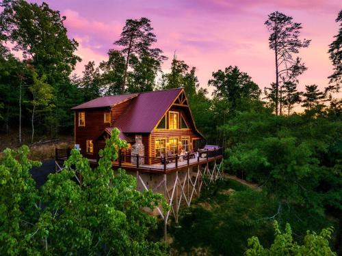 Smokies Sanctuary Hot Tub on deck Grill Foosball Firepit Egg Chair — 4-Star Luxury Hotel in Sevierville, United States