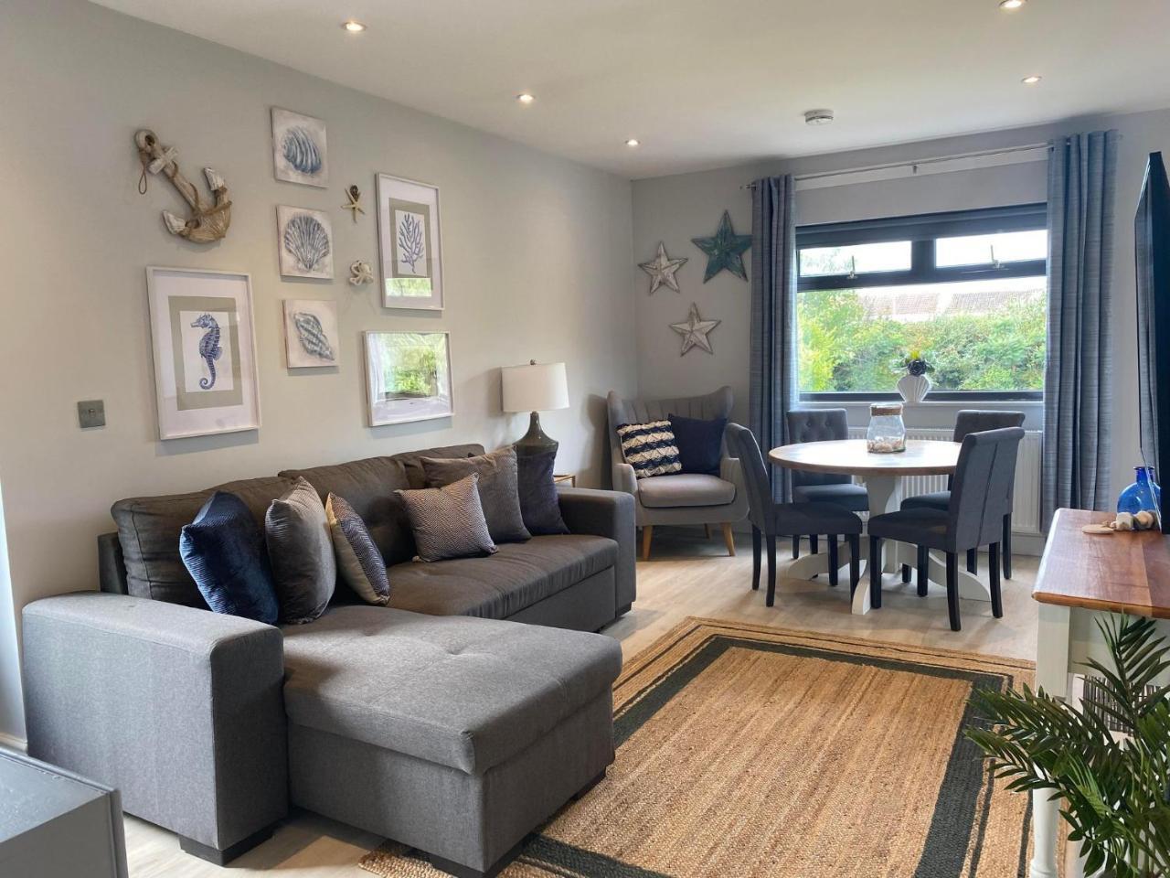 The Annexe Porthcawl Pet Friendly 2 Bedroom Flat with King Size bed bunk beds and sofa bed sleeps up to 5 people — 4-Star Luxury Hotel in Porthcawl, United Kingdom