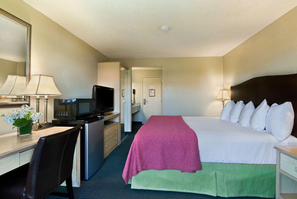Oxnard Inn Lancaster - photo 10