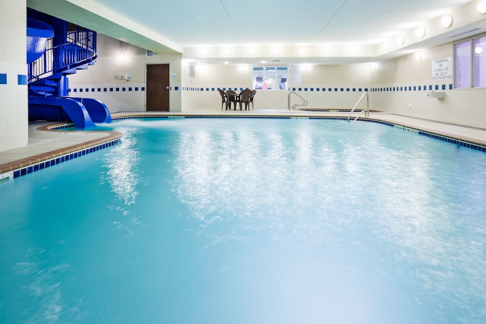 Holiday Inn Express Hotel & Suites Dickinson by IHG - photo 20