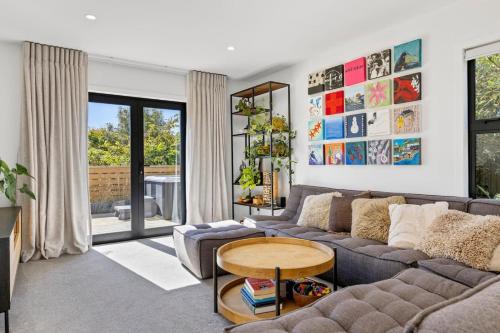 Idyllic Getaway modern and stylish with private spa in Taupo, New Zealand