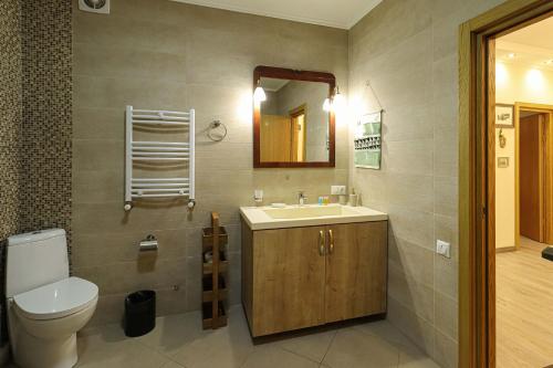 Central and Comfy Tbilisi 1BR Apartment by Wehost