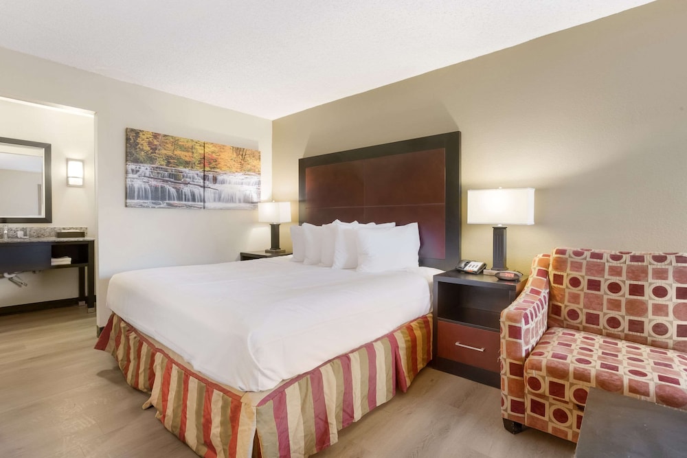 Clarion Pointe Independence Kansas City - photo 5