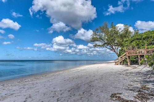 Miles of Private Beach 4BR Beach Access Cottage with SUPs Kyaks Pets Ok — 4-Star Luxury Hotel in Englewood, United States