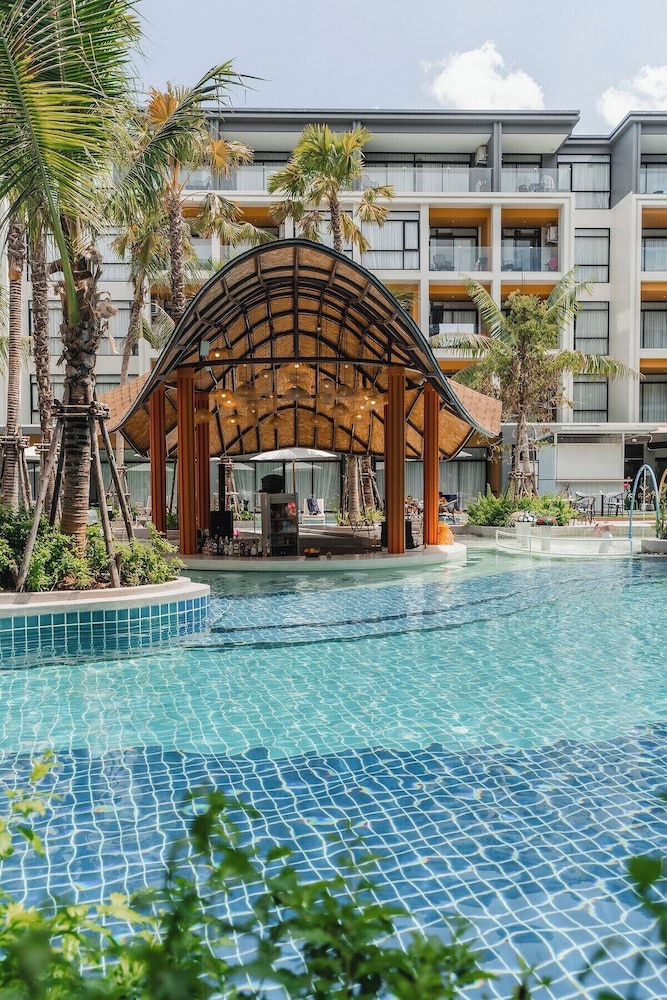 Stylish Beachfront Two Bedroom Flat — 4-Star Luxury Hotel in Suwannaphum, Thailand