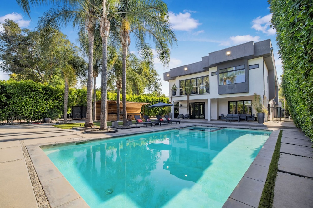 Louise Modern Luxury Smart Estate in Encino w Pool Gym & Spa — hotel in Encino