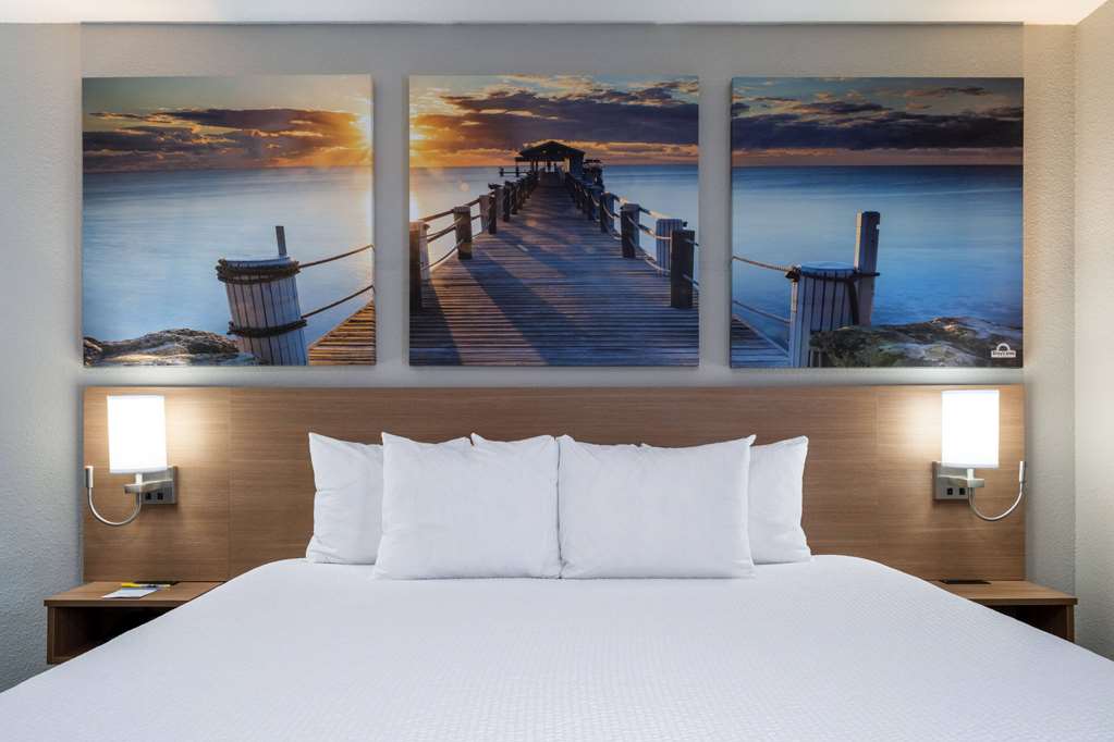 Days Inn & Suites by Wyndham Commerce - photo 17