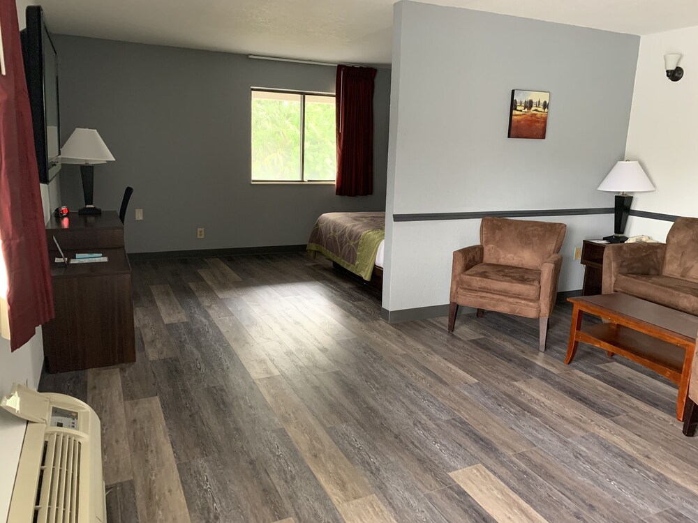 Super 8 by Wyndham Naples - photo 6
