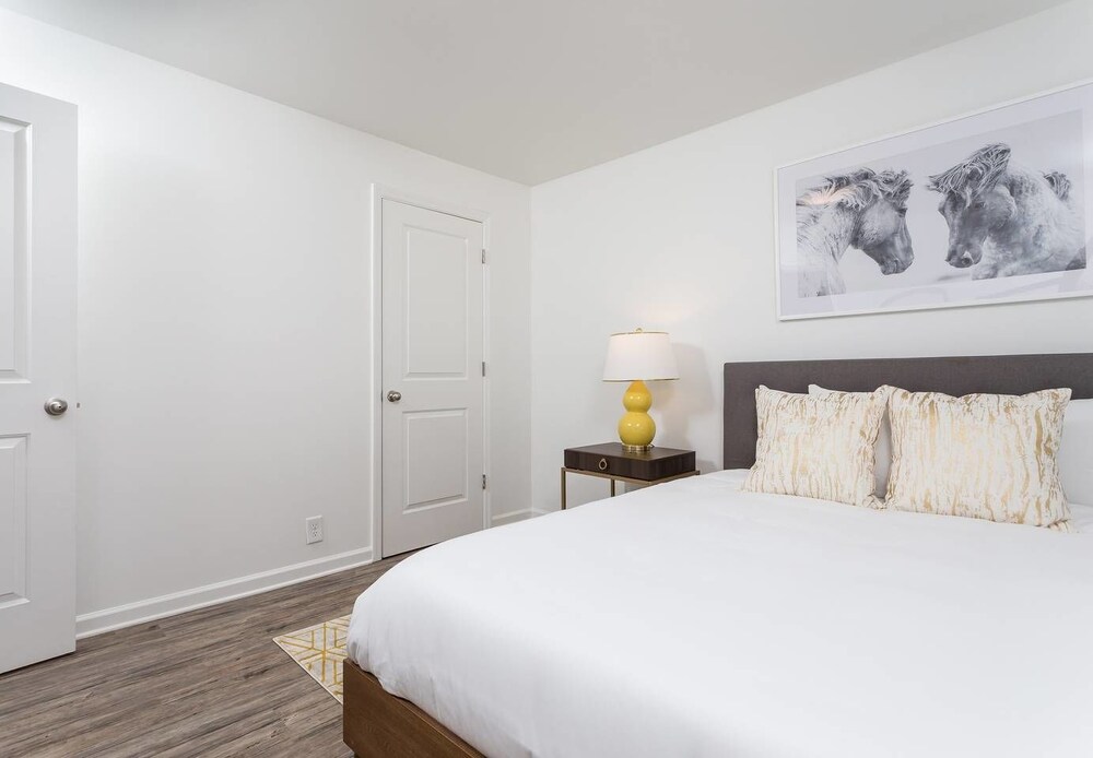 8 BRs Comprised of 4 2BR Suites by Domio - photo 15
