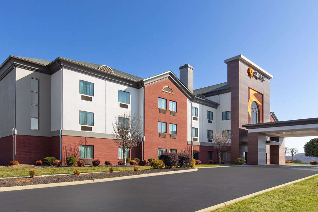 La Quinta Inn & Suites by Wyndham Loudon - photo 2