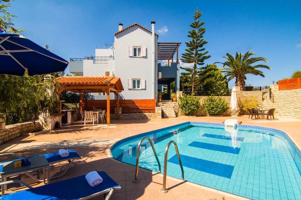 Blue Villa 1 With Private Pool — 4-Star Luxury Hotel in Perama, Greece