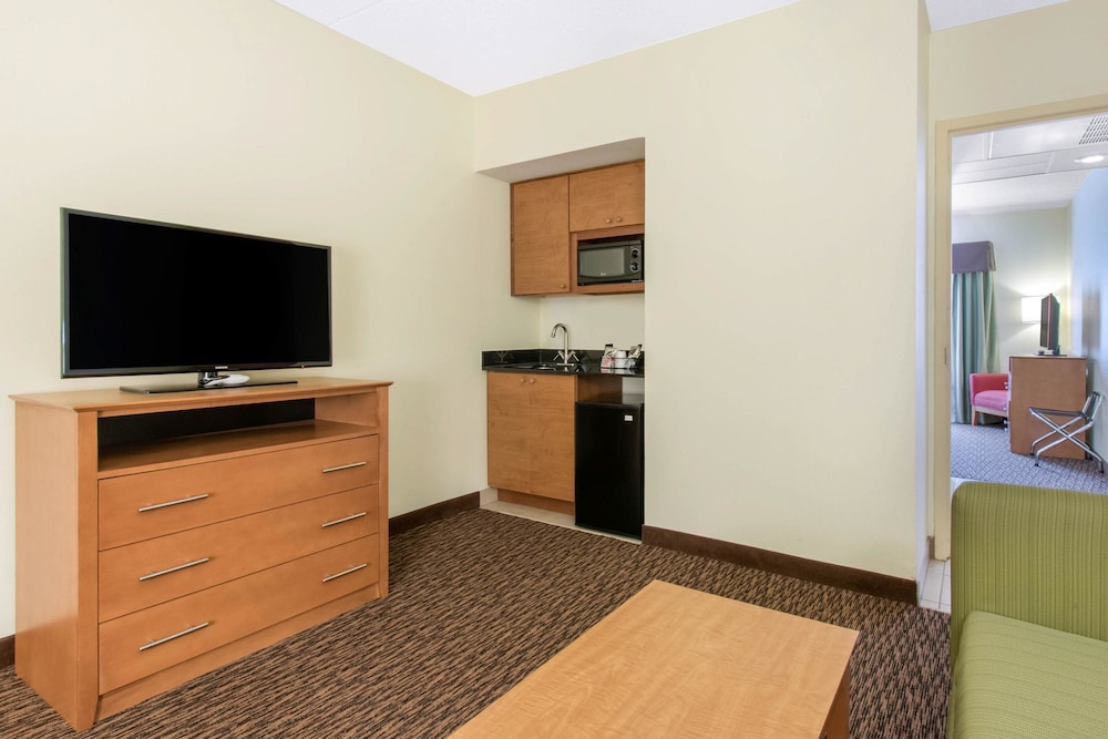 University Hotel & Suites Shippensburg Trademark by Wyndham - photo 20