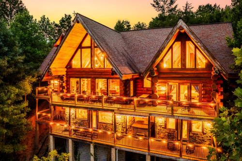 LeConte View Lodge Theater February Deals Views GameRm FirePit HotTub — 4-Star Luxury Hotel in Gatlinburg, United States
