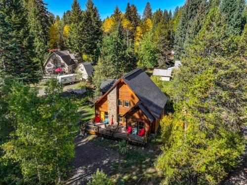 New Tranquil Aspens near lake town parks expansive deck pet friendly in Mccall, United States