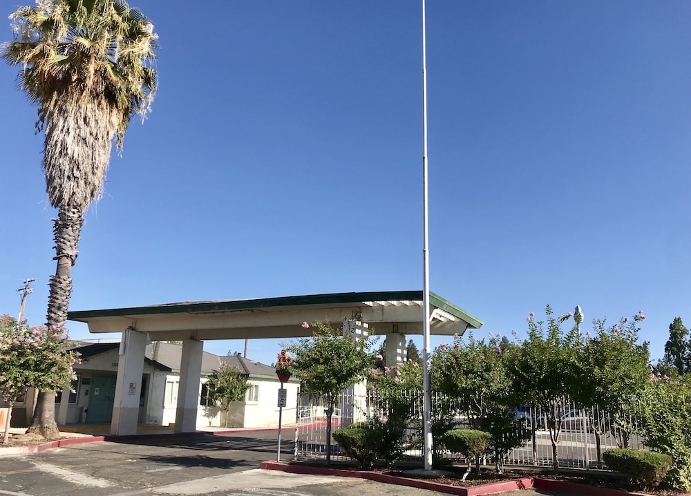 Sunrise Inn Turlock - photo 2