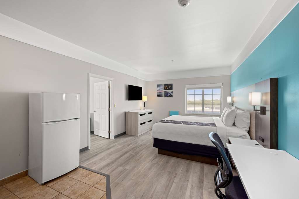 La Quinta Inn & Suites by Wyndham Raymondville - photo 82