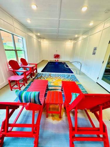 New Indoor Pool PS 5 Hot tub Parkway in Pigeon Forge, United States