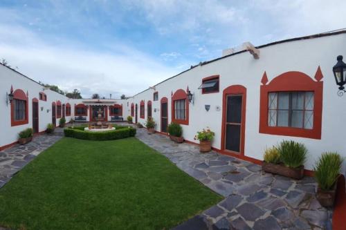 Residencia a 15min de San Miguel de Allende p 20 personas — 4-Star Luxury Hotel in Atotonilco, Mexico