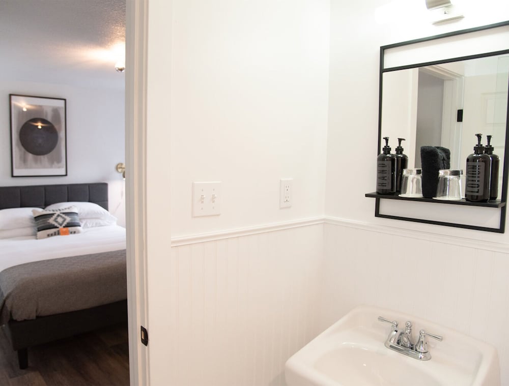 The Nightingale Motel - photo 25