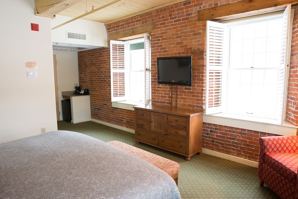 The Common Man Inn & Restaurant - photo 27