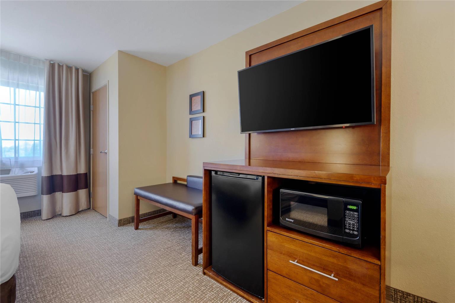 Comfort Suites Johnson Creek Conference Center - photo 12